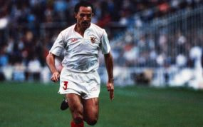 Luis de la Fuente, jugando un partido con el Sevilla.