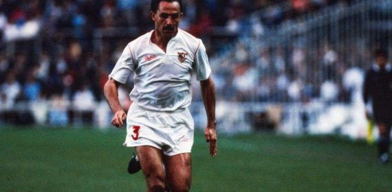 Luis de la Fuente, jugando un partido con el Sevilla.