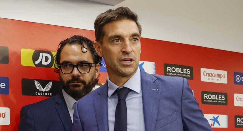 Diego Alonso y Víctor Orta durante la presentación del uruguayo.