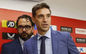 Diego Alonso y Víctor Orta durante la presentación del uruguayo.