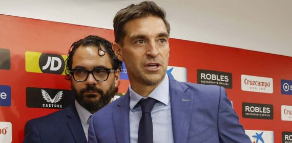 Diego Alonso y Víctor Orta durante la presentación del uruguayo.