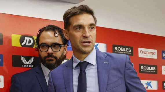 Diego Alonso y Víctor Orta durante la presentación del uruguayo.