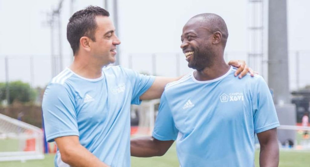 Xavi Hernández, técnico del Barça, en su Campus junto a uno de sus monitores: Jacinto Elá.