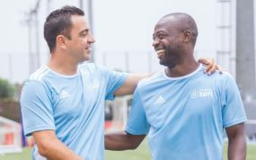 Xavi Hernández, técnico del Barça, en su Campus junto a uno de sus monitores: Jacinto Elá.