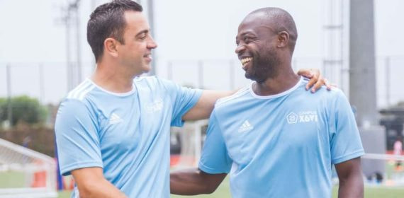 Xavi Hernández, técnico del Barça, en su Campus junto a uno de sus monitores: Jacinto Elá.