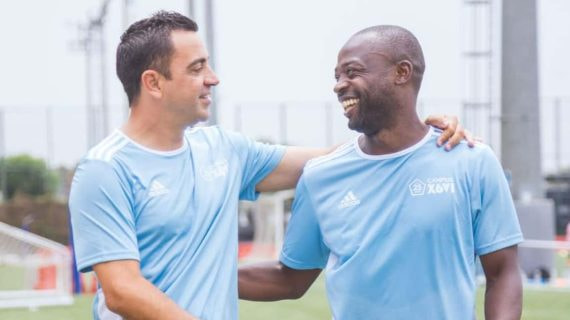 Xavi Hernández, técnico del Barça, en su Campus junto a uno de sus monitores: Jacinto Elá.
