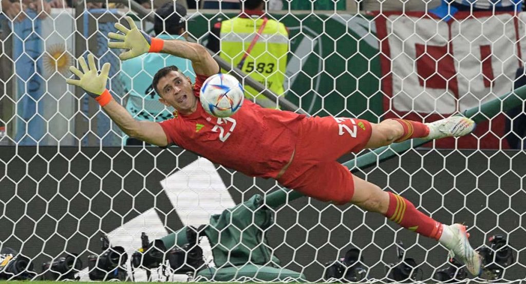 Emiliano Martínez se lanza para intentar detener un penalti.