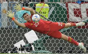 Emiliano Martínez se lanza para intentar detener un penalti.