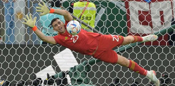 Emiliano Martínez se lanza para intentar detener un penalti.