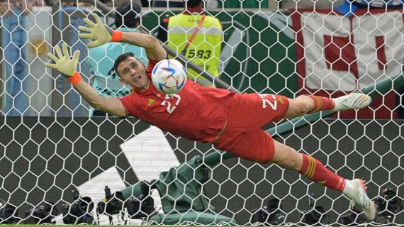 Emiliano Martínez se lanza para intentar detener un penalti.