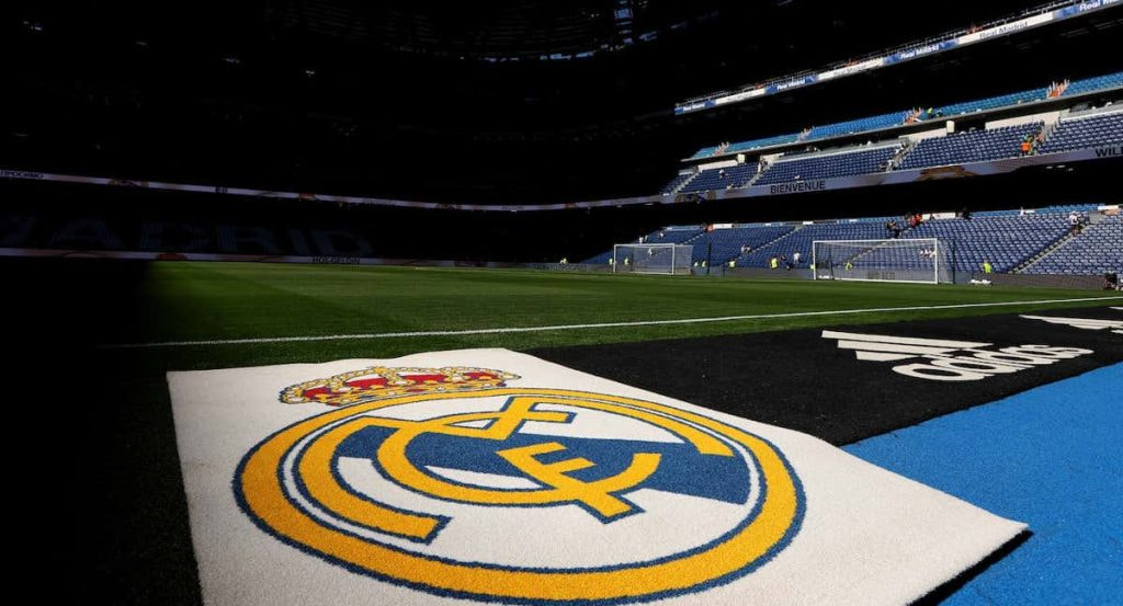 El escudo del Real Madrid en el estadio Santiago Bernabéu.