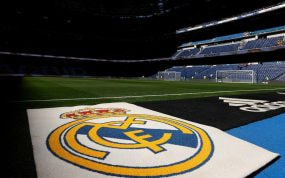 El escudo del Real Madrid en el estadio Santiago Bernabéu.