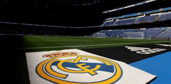 El escudo del Real Madrid en el estadio Santiago Bernabéu.