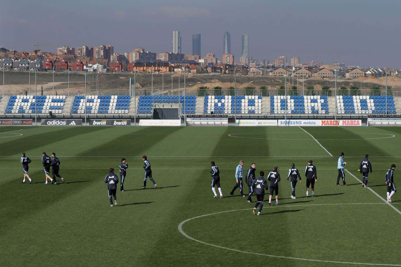 Entrenamiento del Real Madrid en su ciudad deportiva con el 'skyline' de Madrid al fondo