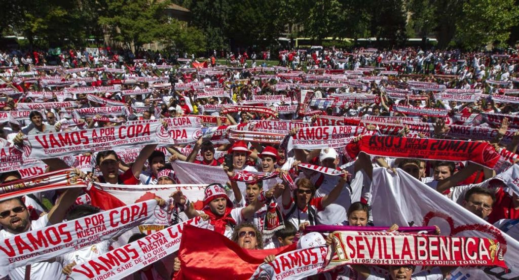 La afición del Sevilla canta el himno.