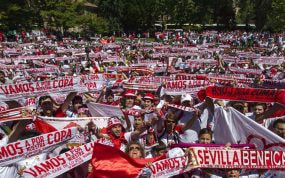 La afición del Sevilla canta el himno.