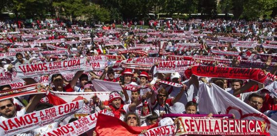 La afición del Sevilla canta el himno.