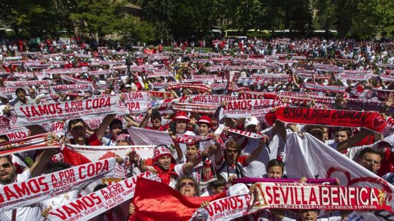 La afición del Sevilla canta el himno.