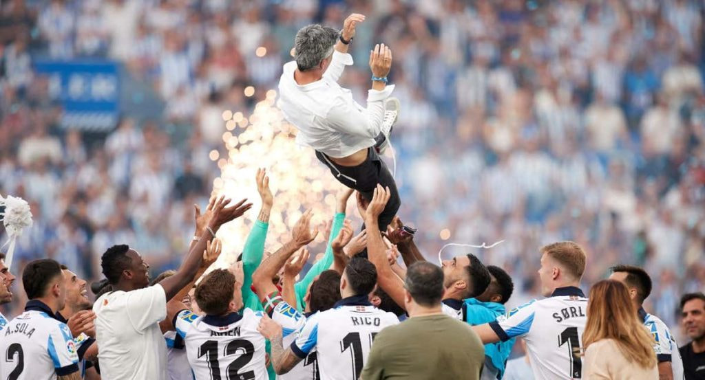 Los jugadores de la Real mantean a Imanol tras conseguir el pase a la Champions.