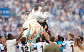 Los jugadores de la Real mantean a Imanol tras conseguir el pase a la Champions.