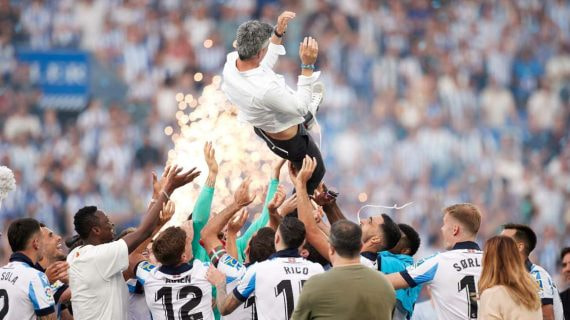 Los jugadores de la Real mantean a Imanol tras conseguir el pase a la Champions.