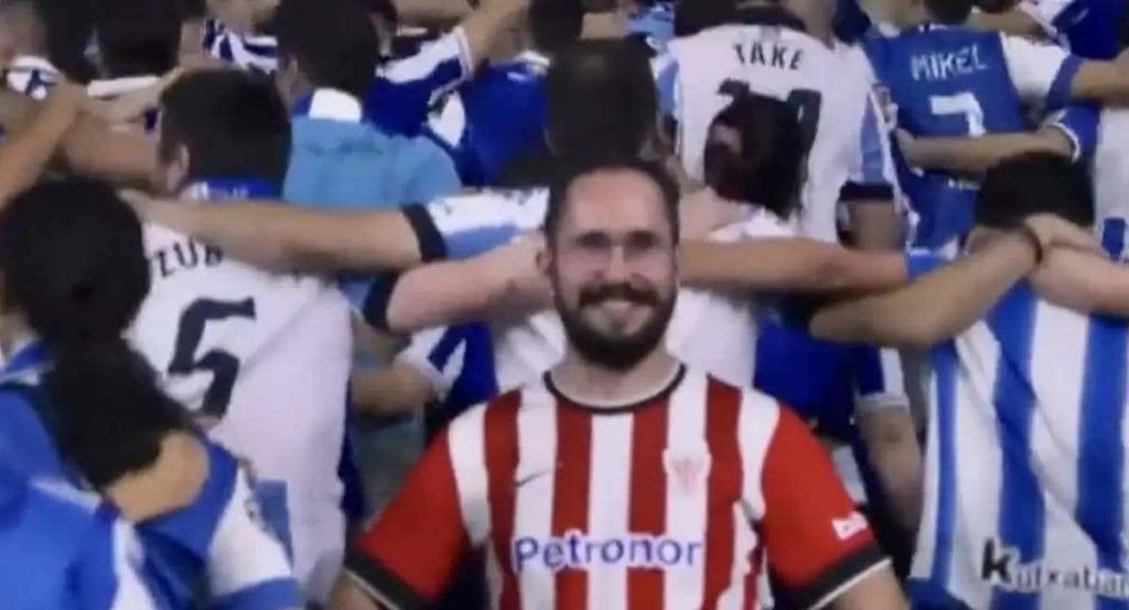 Jon Azanza, entre la marea de seguidores de la Real Sociedad.