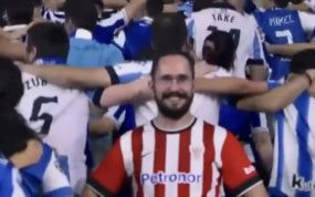 Jon Azanza, entre la marea de seguidores de la Real Sociedad.