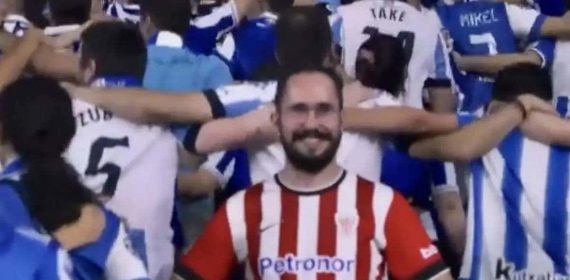 Jon Azanza, entre la marea de seguidores de la Real Sociedad.