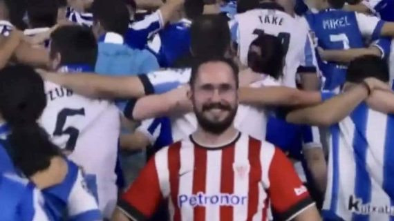 Jon Azanza, entre la marea de seguidores de la Real Sociedad.