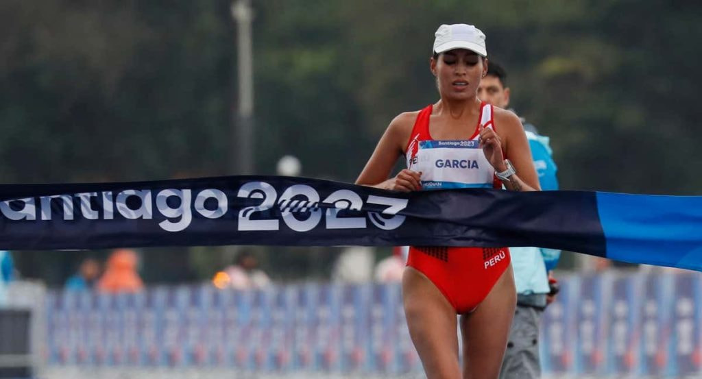 Kimberly García León cruzando la línea de meta.