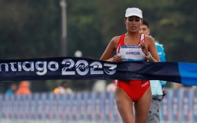 Kimberly García León cruzando la línea de meta.