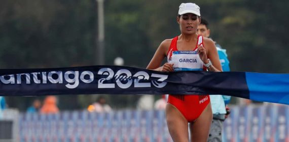 Kimberly García León cruzando la línea de meta.