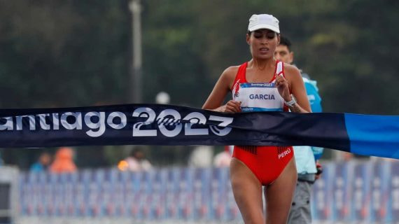 Kimberly García León cruzando la línea de meta.