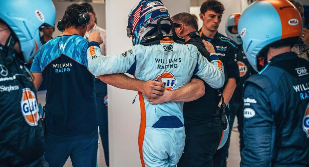 Los mecánicos de Williams ayudan a Logan Sargeant a caminar tras abandonar el GP de Catar 2023.