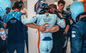 Los mecánicos de Williams ayudan a Logan Sargeant a caminar tras abandonar el GP de Catar 2023.