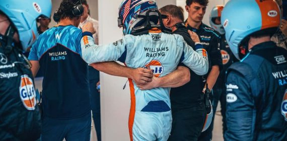 Los mecánicos de Williams ayudan a Logan Sargeant a caminar tras abandonar el GP de Catar 2023.