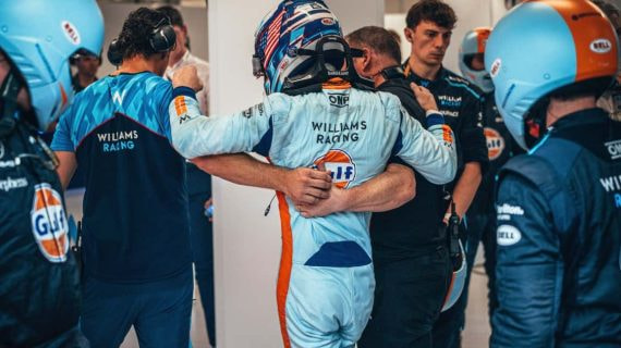 Los mecánicos de Williams ayudan a Logan Sargeant a caminar tras abandonar el GP de Catar 2023.