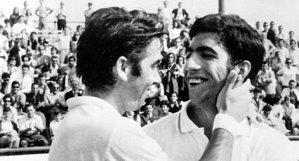 Manolo Orantes recibe la felicitación de Manolo Santana tras la final del torneo Conde de Godó de 1969.