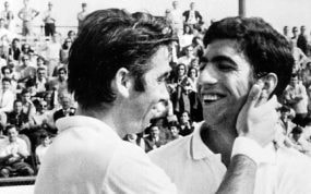 Manolo Orantes recibe la felicitación de Manolo Santana tras la final del torneo Conde de Godó de 1969.