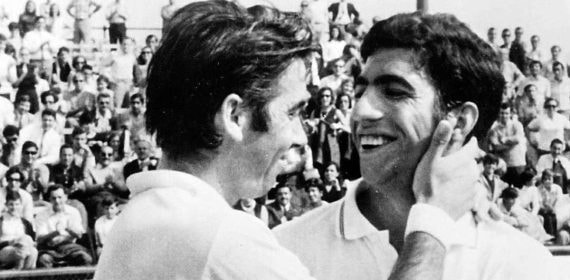 Manolo Orantes recibe la felicitación de Manolo Santana tras la final del torneo Conde de Godó de 1969.