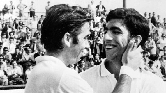 Manolo Orantes recibe la felicitación de Manolo Santana tras la final del torneo Conde de Godó de 1969.