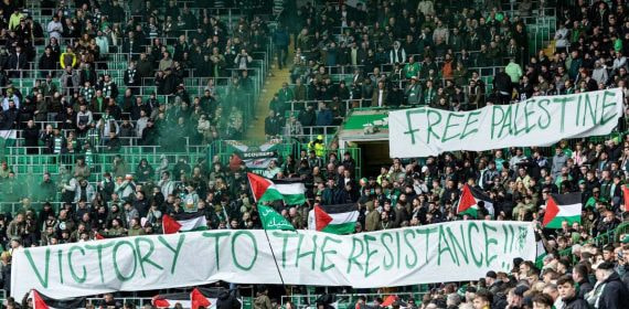 Banderas de Palestina en el estadio del Celtic.