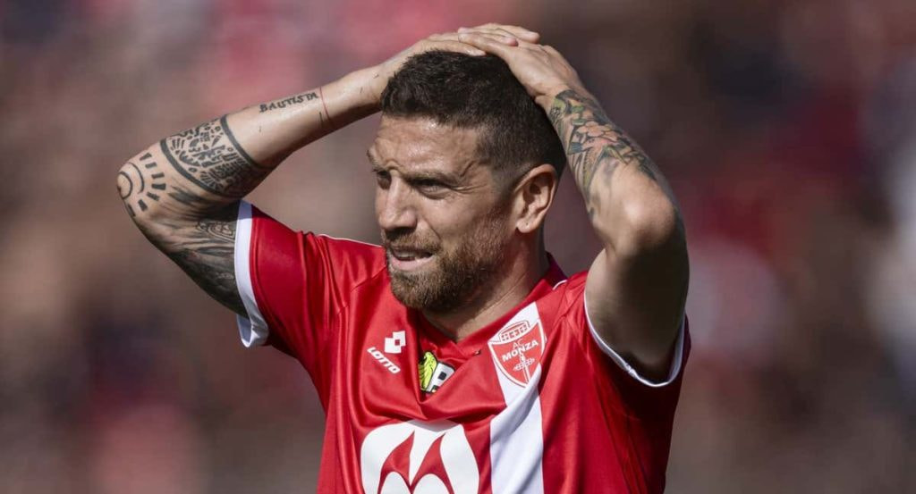 El Papu durante un partido con el Monza.