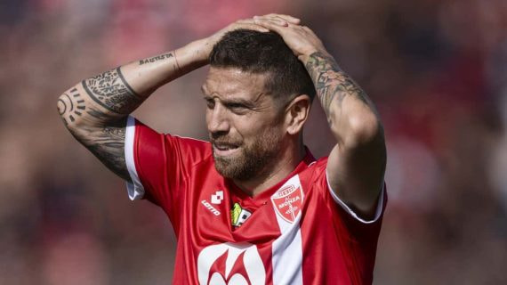 El Papu durante un partido con el Monza.