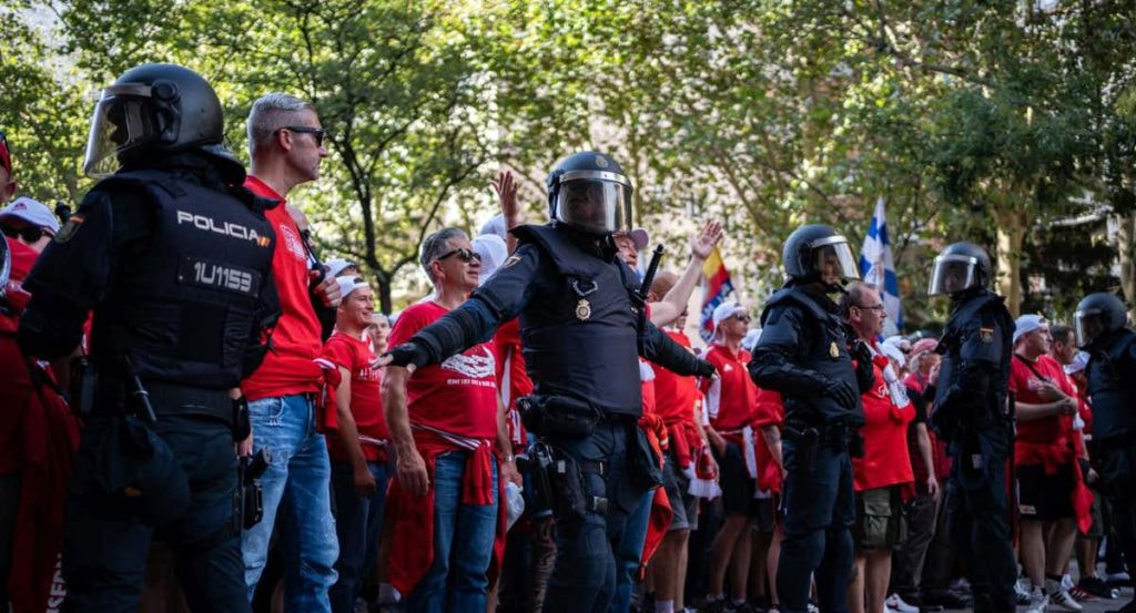 La Policía controla el acceso a un estadio de fútbol.