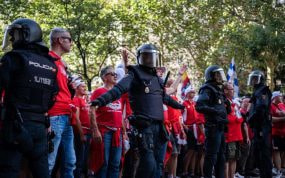 La Policía controla el acceso a un estadio de fútbol.