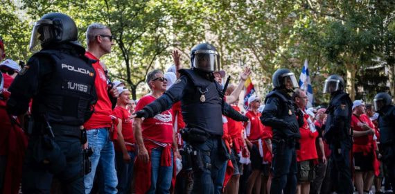 La Policía controla el acceso a un estadio de fútbol.