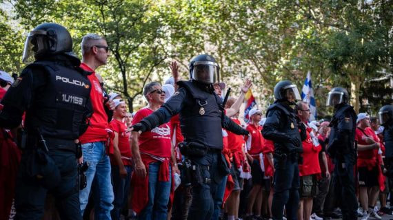 La Policía controla el acceso a un estadio de fútbol.