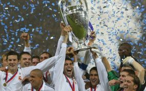 Raúl levanta la Champions en 2002 junto con Hierro.