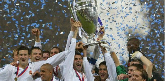 Raúl levanta la Champions en 2002 junto con Hierro.